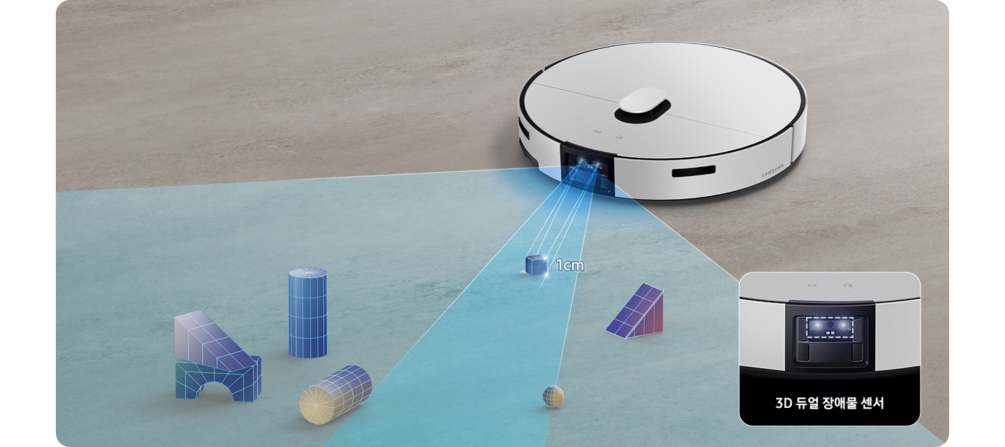 회색 바닥을 배경으로 Bespoke AI 스팀 플러스의 센서 부분에서 빛이 나가며 앞에 있는 작고 다양한 모양과 크기의 장난감 블록을 센서를 스캔하고 있는 이미지입니다. 가장 가까이에 있는 사각형 블록에는 높이 1cm가 표시 되어 있으며, 이미지 오른쪽 부분에는 네모 박스 안에 Bespoke AI 스팀 플러스의 3D 듀얼 장애물 센서를 확대하여 점선으로 강조하고 하단 부분에 3D 듀얼 장애물 센서 텍스트가 쓰여 있습니다.