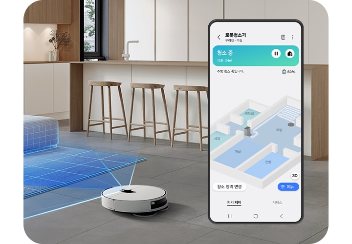 베이지 톤의 거실과 주방을 배경으로 이미지 왼쪽 부분에는 큰 창 앞에 큰 화분과 회색 패브릭 재질에 소파가 놓여 있고 소파 앞에는 나무 테이블이, 이미지 오른쪽 부분에는 우드 재질의 의자가 아일랜드 식탁 옆에 나열되어 있습니다. 아일랜드 식탁 왼쪽 부분에는 우드 프레임의 흰색 문이 달린 수납이장 놓여 있고, 이미지 중간 하단 부분에는 Bespoke AI 스팀 울트라에서 파란 빛이 나가며 거실을 청소하는 동안 오른쪽 부분에 있는 앱 화면에는 청소 제어를 위한 집의 3D 맵이 표시되고 있습니다.