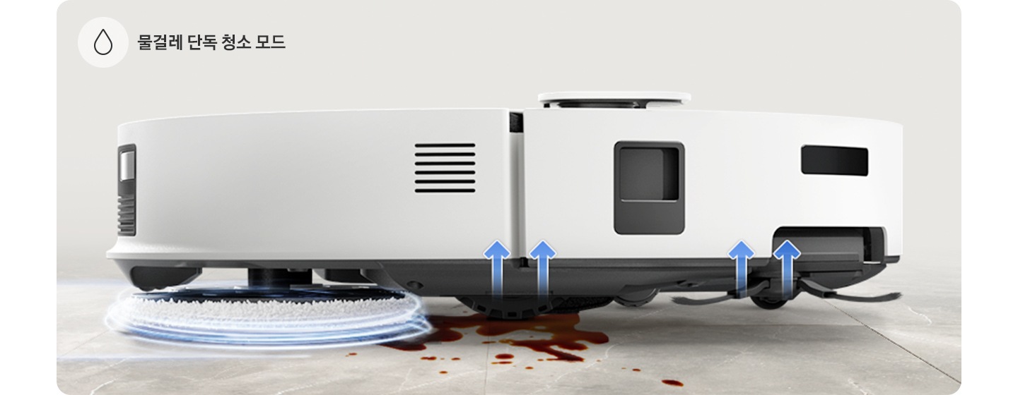 브라운 색상과 연한 회색이 섞인 대리석 바닥에 Bespoke AI 스팀 플러스의 옆모습이 놓여있고 Bespoke AI 스팀 플러스 뒷부분의 물걸레가 청소하고 있는 이미지입니다. 물걸레가 푸른빛으로 된 선으로 감싸져 있어 돌아가고 있는 모습을 표현하고 있으며, 이미지 왼쪽 하단 부분에는 물방울 아이콘과 물걸레 단독 청소 모드 텍스트가 쓰여있습니다.