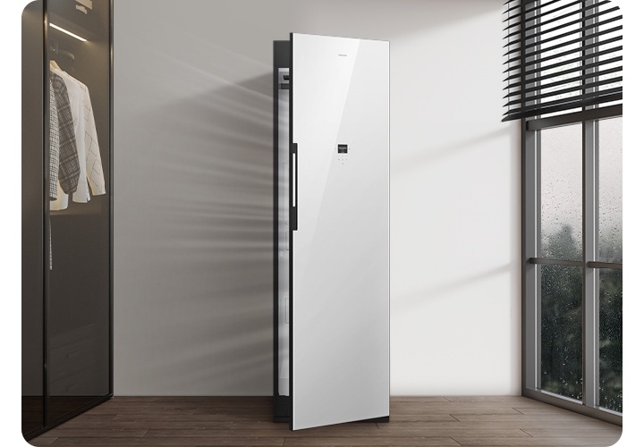 벽면에 설치된 에어드레서 문이 살짝 열려있고 공기가 통하는 모습이 나와 있고 제품 좌측에 붙박이장 행거가, 우측에 창문에 블라인드가 살짝 쳐져 있는 연출된 이미지입니다.