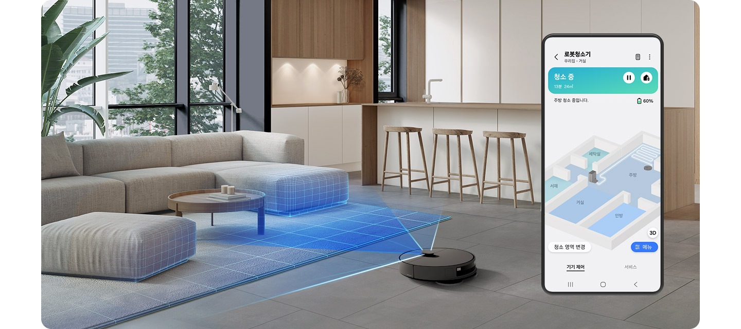 베이지 톤의 거실과 주방을 배경으로 이미지 왼쪽 부분에는 큰 창 앞에 큰 화분과 회색 패브릭 재질에 소파가 놓여 있고 소파 앞에는 나무 테이블이, 이미지 오른쪽 부분에는 우드 재질의 의자가 아일랜드 식탁 옆에 나열되어 있습니다. 아일랜드 식탁 왼쪽 부분에는 우드 프레임의 흰색 문이 달린 수납이장 놓여 있고, 이미지 중간 하단 부분에는 Bespoke AI 스팀 울트라에서 파란 빛이 나가며 거실을 청소하는 동안 오른쪽 부분에 있는 앱 화면에는 청소 제어를 위한 집의 3D 맵이 표시되고 있습니다.