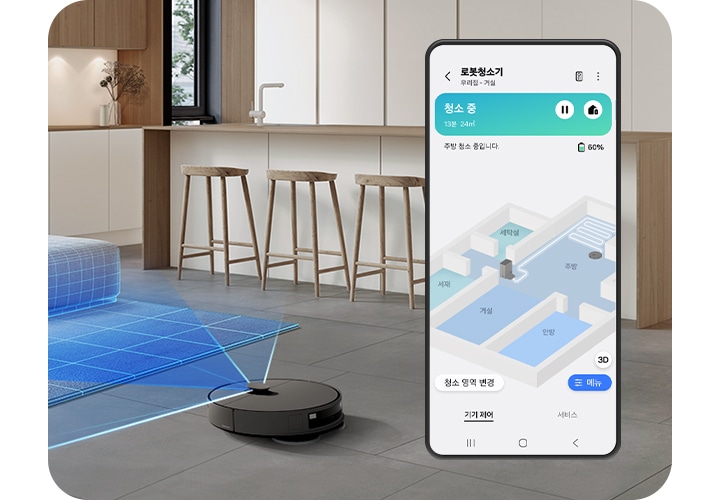 베이지 톤의 거실과 주방을 배경으로 이미지 왼쪽 부분에는 큰 창 앞에 큰 화분과 회색 패브릭 재질에 소파가 놓여 있고 소파 앞에는 나무 테이블이, 이미지 오른쪽 부분에는 우드 재질의 의자가 아일랜드 식탁 옆에 나열되어 있습니다. 아일랜드 식탁 왼쪽 부분에는 우드 프레임의 흰색 문이 달린 수납이장 놓여 있고, 이미지 중간 하단 부분에는 Bespoke AI 스팀 울트라에서 파란 빛이 나가며 거실을 청소하는 동안 오른쪽 부분에 있는 앱 화면에는 청소 제어를 위한 집의 3D 맵이 표시되고 있습니다.