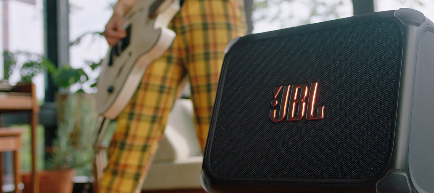 BANDBOX TRIO 홍보 영상입니다. 여성이 일렉 기타를 BANDBOX TRIO에 연결하여 연주하고 있습니다.