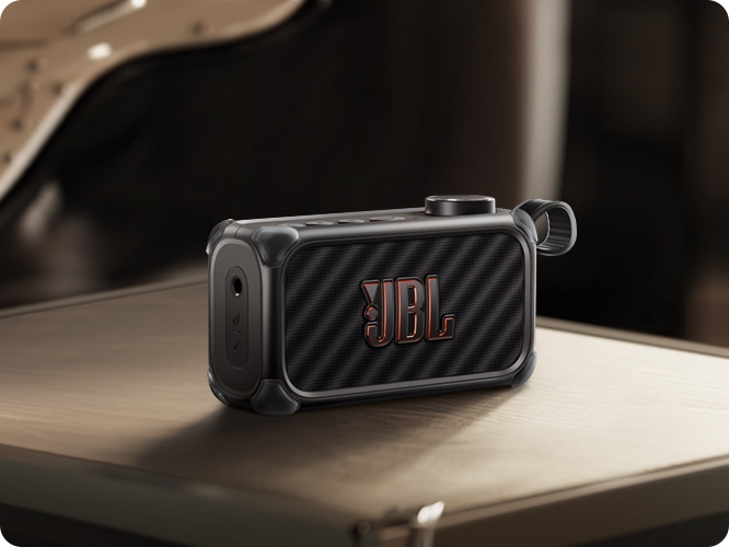 테이블 위에 BANDBOX SOLO가 놓여 있습니다.