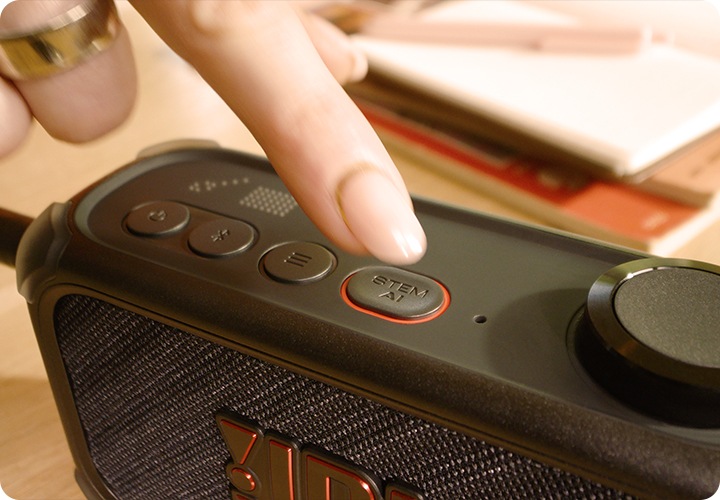 BANDBOX SOLO 윗면에 ‘BTEM AI‘ 버튼을 누르는 손이 있습니다.