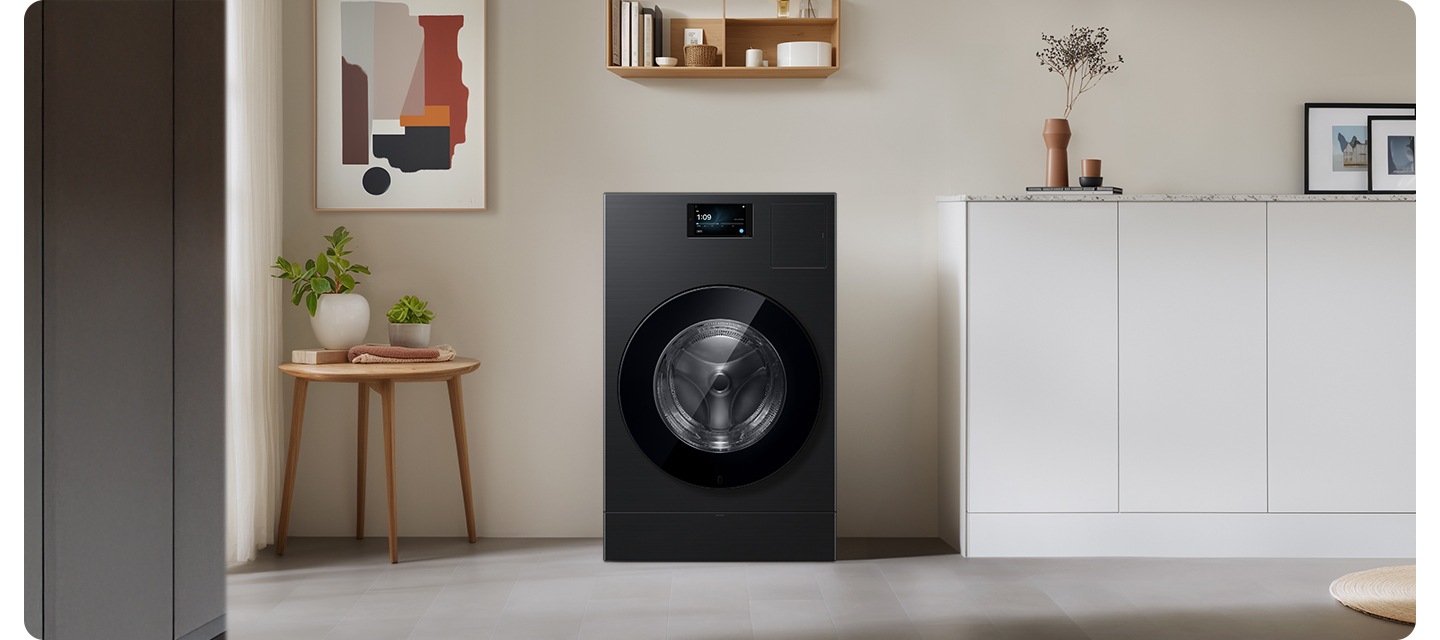 아이보리톤 벽면에 AI 콤보가 설치되어 있습니다. 제품 윗쪽 우드톤 수납장에 책 등 각종 오브제가 놓여있습니다. 제품 좌측으로는 그림 액자가 벽면에 걸려있고 간이 테이블에 식물 화분 등의 오브제가, 옆쪽으로 창문과 하얀 커튼이 나와있습니다. 제품 우측으로는 하얀색 하부장 위에 화분과 액자가 놓여있는 연출된 인테리어 이미지 입니다.