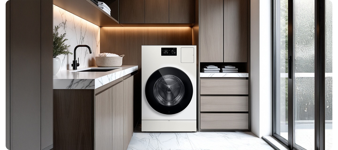 우드톤 벽면에 AI 콤보가 설치되어 있고 동일한 톤의 상하부장이 윗면, 옆면에 설치되어 있습니다. 제품 좌측으로는 하부장 위 대리석 상판에 싱크대가 설치되어 있고 화분과 빨래바구니가 놓여있습니다. 제품 우측으로는 동일한 톤의 수납장이 있고 그 우측으로 창문이 나와있는 연출된 인테리어 이미지 입니다.