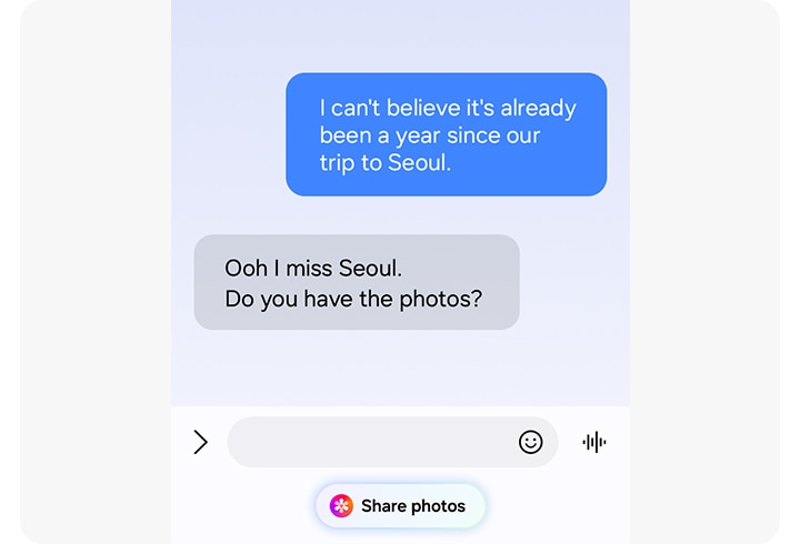 문자로 대화하는 중 누군가 서울 여행 때 촬영한 사진을 요청합니다. 이때 Now Nudge가 지능적으로 사용자에게 사진 공유 버튼을 메시지로 제안합니다. 버튼을 누르면 서울 사진이라는 키워드가 있는 검색창이 나타나고 갤러리 팝업창에 관련된 사진이 표시됩니다. 사용자는 사진을 확인하고 선택하며, 친구에게 한 번에 사진을 공유합니다.