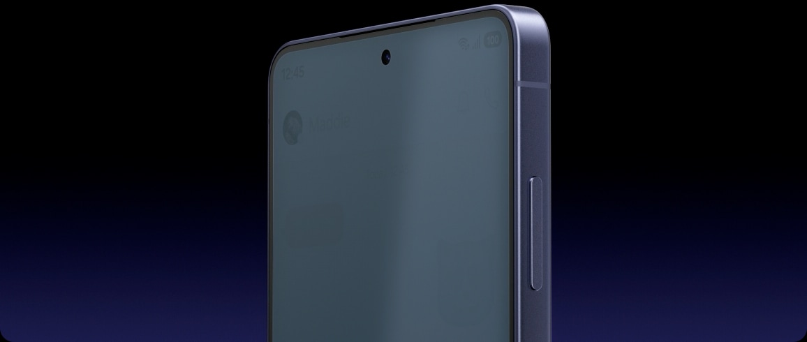 갤럭시 S26 울트라 화면을 클로즈업합니다. 화면에는 문제 메시지 대화가 진행되고 있습니다. 기기를 옆으로 살짝 돌리면 화면 전체가 가려집니다.