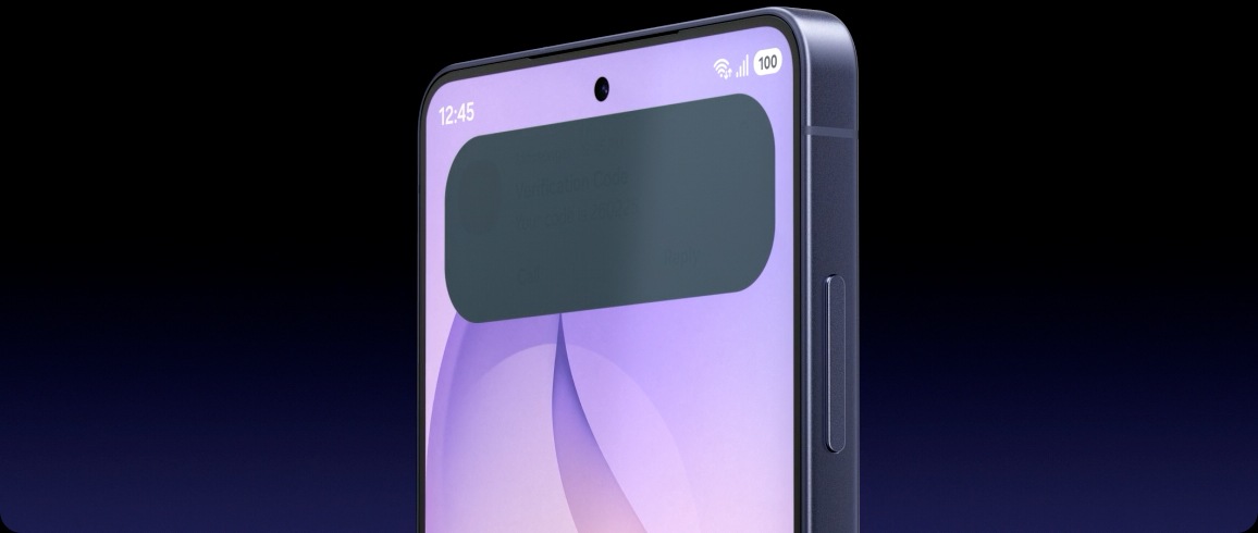 갤럭시 S26 울트라 화면을 클로즈업합니다. 화면 상단에 수신 알림이 표시되어 나타납니다. 기기를 살짝 옆으로 돌리면 프라이버시 디스플레이 설정이 사용자 맞춤으로 되어 있어 알림이 가려집니다.