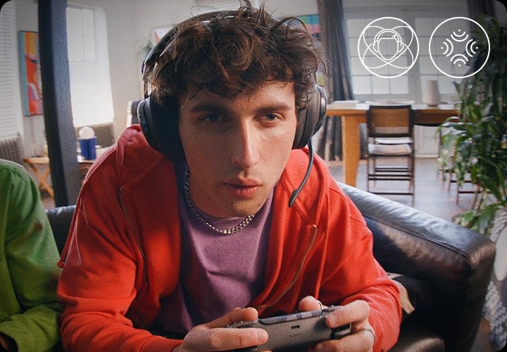 화이트 색상의 헤드폰을 착용한 남성과 블랙 색상의 헤드폰을 착용한 남성이 게임을 하고 있습니다.