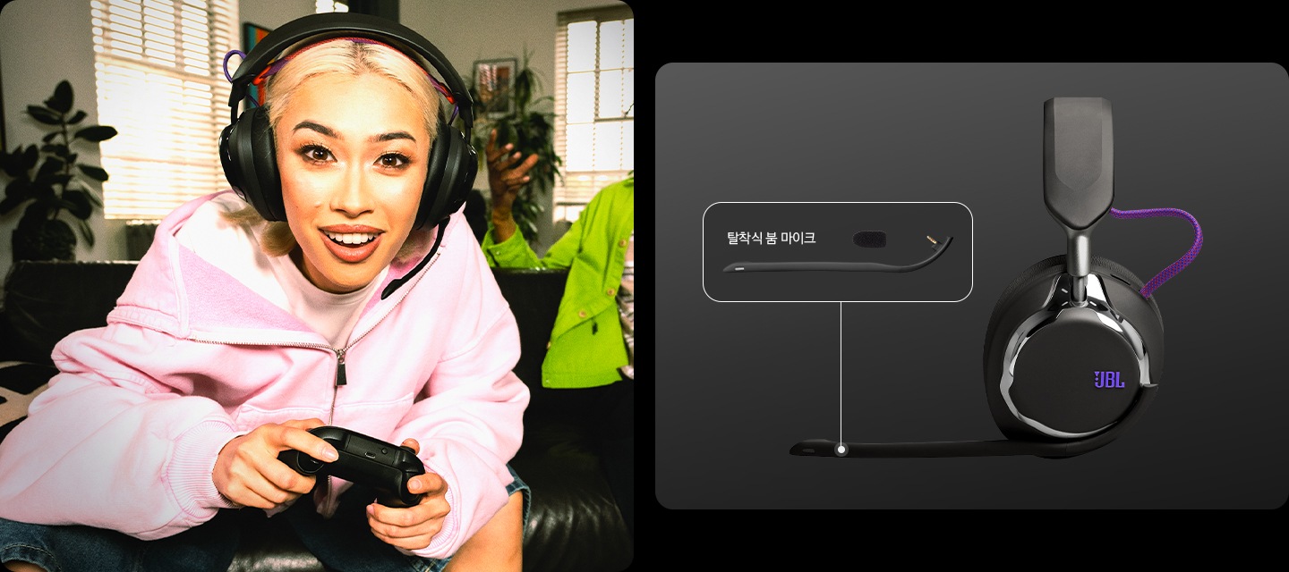 왼쪽에는 헤드폰을 착용한 여성이 게임을 하고 있으며, 오른쪽에는 헤드폰 좌측면과 탈착식 붐 마이크가 있습니다.