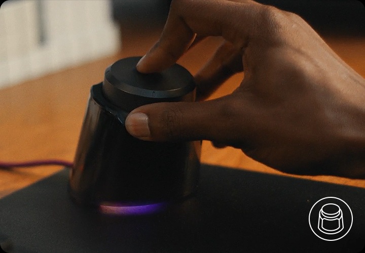 멀티 베이스 스테이션을 조작하는 사람의 손이 보입니다.