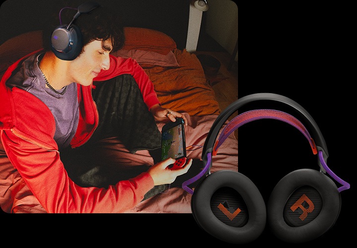 헤드폰을 착용한 남성이 침대 위에서 게임을 하고 있습니다. 이미지 오른쪽 하단에 이어컵이 접힌 제품컷이 놓여 있습니다.
