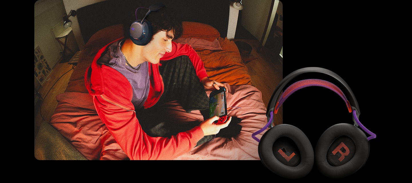 헤드폰을 착용한 남성이 침대 위에서 게임을 하고 있습니다. 이미지 오른쪽 하단에 이어컵이 접힌 제품컷이 놓여 있습니다.