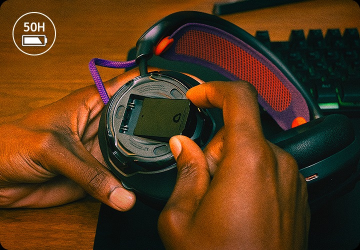 충전식 배터리를 헤드폰에 장착하고 있습니다.