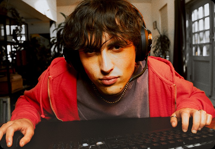 헤드폰을 착용한 남성이 PC 게임을 하고 있습니다.