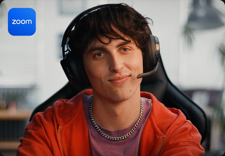 헤드폰을 착용한 남성이 의자에 앉아 있습니다.