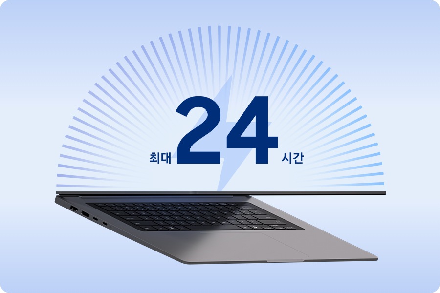 갤럭시 북6가 살짝 열린 모습입니다. 기기 위 그래픽에는 최대 24시간 배터리 사용 시간이 강조되어 있습니다.