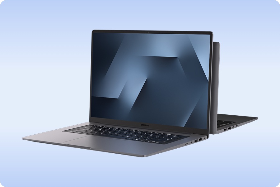 그레이 컬러인 두 대의 갤럭시 북6가 활짝 열린 상태로 전면과 후면을 향한 채 나란히 놓여져 있습니다. 각각 슬림한 외형을 강조하도록 배치되어 있습니다. 