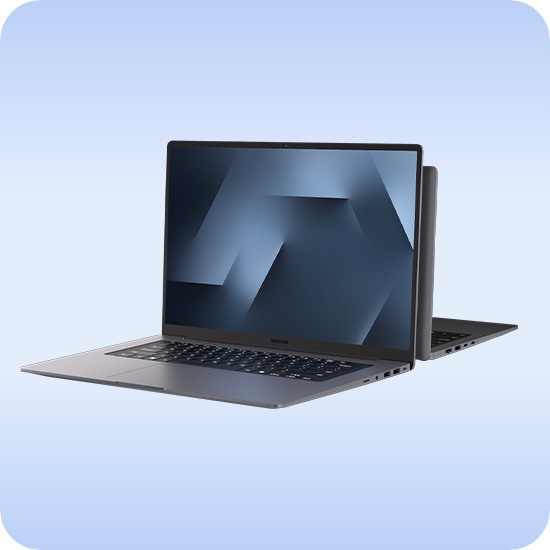 그레이 컬러인 두 대의 갤럭시 북6가 활짝 열린 상태로 전면과 후면을 향한 채 나란히 놓여져 있습니다. 각각 슬림한 외형을 강조하도록 배치되어 있습니다. 