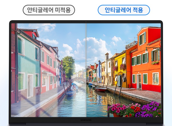 갤럭시 북6 디스플레이가 절반으로 나뉘어져 있습니다. 왼쪽은 빛 반사가 있는 일반 화면이 있고, 오른쪽은 빛 반사 없이 선명한 화면이 있습니다.