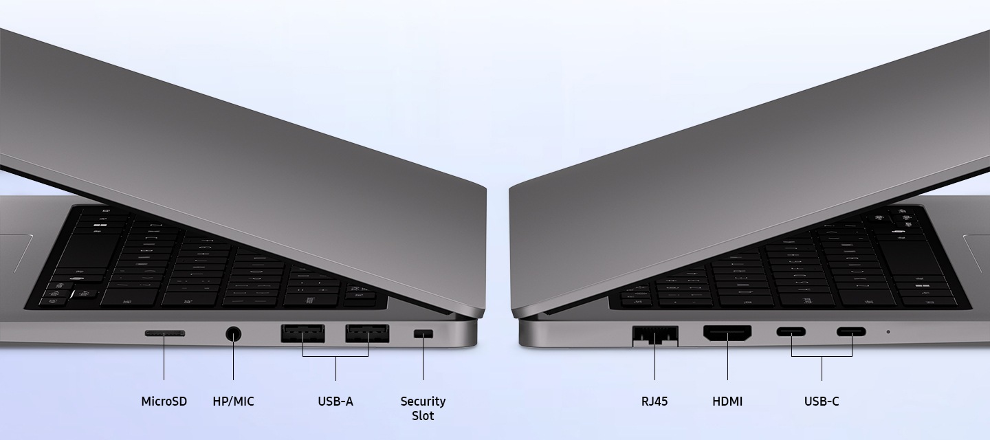 갤럭시 북6 두 대가 있고 각각 살짝 열린 상태로 좌우 측면의 포트 구성을 나타낸 모습입니다. 포트에는 MicroSD, HP/MIC, USB-A, 보안 슬롯, RJ45, HDMI, 그리고 두 개의 USB-C 포트가 표시되어 있으며, 액세서리, 디스플레이, 빠른 데이터 전송을 위한 다양한 연결 옵션을 강조하고 있습니다.