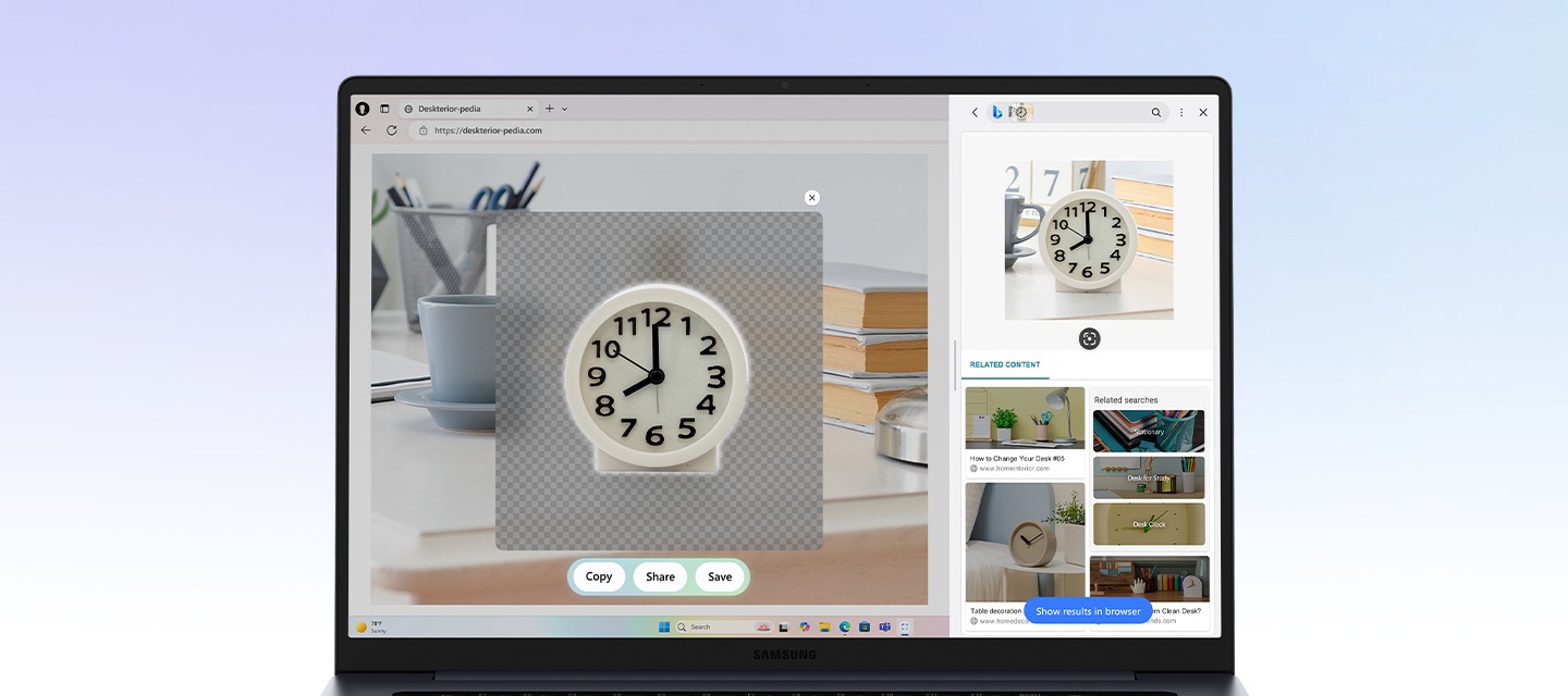 갤럭시 북6가 열리고 화면에는 제품 이미지 검색 결과가 표시되는 브라우저 페이지가 나타납니다. 팝업 창에 화이트 컬러의 시계 이미지가 표시되고 그 아래에 복사, 공유, 저장 버튼이 있습니다. 그 옆에는 관련 검색 결과와 함께 화이트 컬러의 시계 이미지가 있고 그 아래에는 브라우저에서 검색 결과 보기 버튼이 있습니다. 