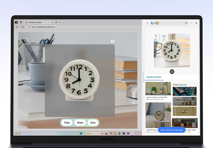 갤럭시 북6가 열리고 화면에는 제품 이미지 검색 결과가 표시되는 브라우저 페이지가 나타납니다. 팝업 창에 화이트 컬러의 시계 이미지가 표시되고 그 아래에 복사, 공유, 저장 버튼이 있습니다. 그 옆에는 관련 검색 결과와 함께 화이트 컬러의 시계 이미지가 있고 그 아래에는 브라우저에서 검색 결과 보기 버튼이 있습니다. 