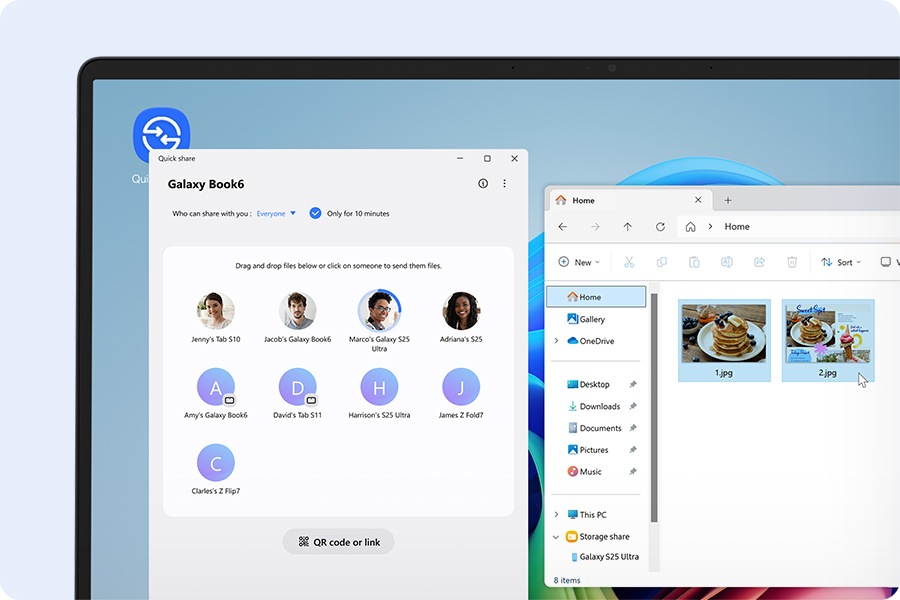 갤럭시 북6 프로에 퀵 쉐어가 열려있고 파일을 받는 사람과 기기 목록이 표시됩니다. 목록의 상단에는 '파일을 아래로 옮기거나 클릭하여 전송해 보세요.'라는 문구가 나타납니다. 그 옆에는 '홈' 폴더의 창이 열려 있고 두 장의 사진을 공유할 준비가 되어 있습니다. 화면에는 퀵 쉐어 아이콘이 표시됩니다.