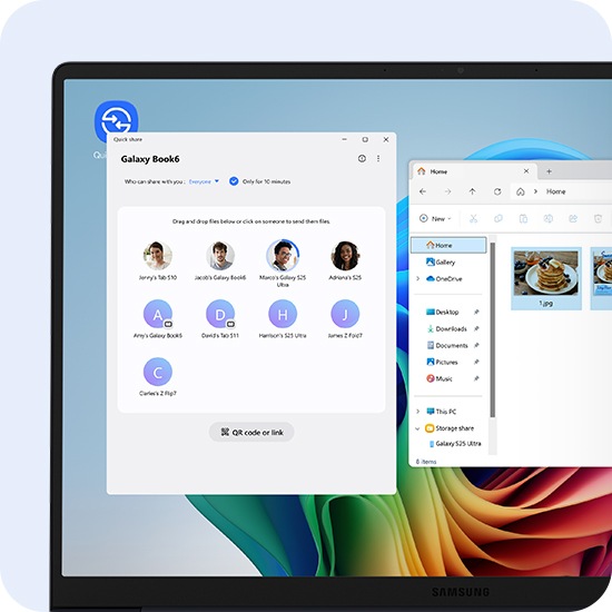 갤럭시 북6 프로에 퀵 쉐어가 열려있고 파일을 받는 사람과 기기 목록이 표시됩니다. 목록의 상단에는 '파일을 아래로 옮기거나 클릭하여 전송해 보세요.'라는 문구가 나타납니다. 그 옆에는 '홈' 폴더의 창이 열려 있고 두 장의 사진을 공유할 준비가 되어 있습니다. 화면에는 퀵 쉐어 아이콘이 표시됩니다.