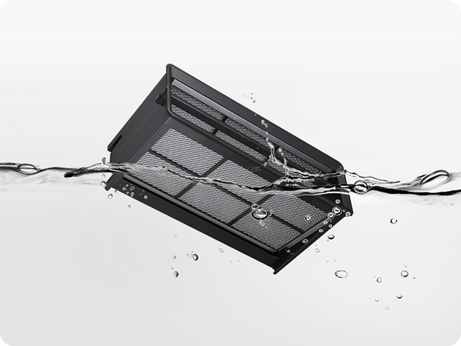 투명하여 깨끗함을 강조한 물이 찰랑이는 모습을 배경으로 트레이 필터를 물에 담그는 모습을 표현하고 있습니다.