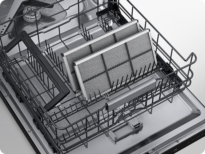 식기세척기 내부에 그릇을 올려두는 곳이 밖으로 나와 있으며 그 위에 그리스 필터가 올려져 있습니다.