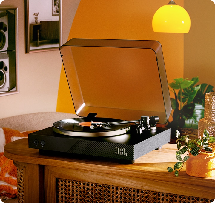 거실 테이블 위 제품이 놓여 있습니다.