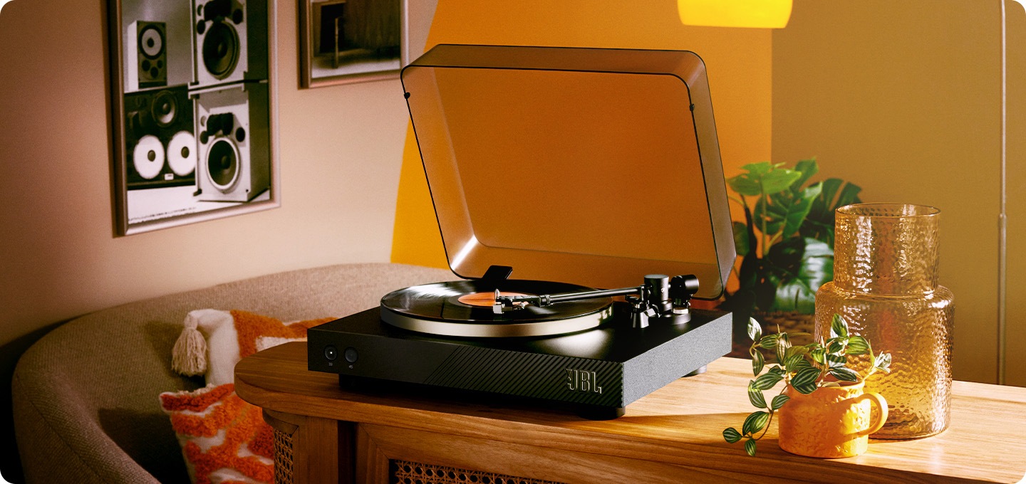 거실 테이블 위 제품이 놓여 있습니다.