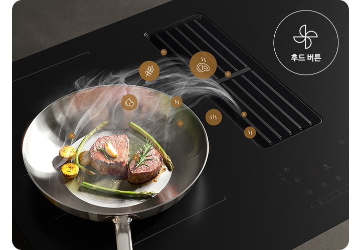 진한 회색의 상판과 설치된 Infinite Line 후드일체형 인덕션을 확대한 이미지를 배경으로 인덕션 왼쪽 부분에는 프라이팬으로 고기와 아스파라거스를 조리하고 있는 모습과 발생하는 연기가 인덕션에 내장된 후드로 빨려 들어가고 있는 모습이 노출되고 있습니다. 빨려 들어가는 연기에는 갈색 반투명 동그라미 안에 마늘, 고기에 냄새가 나는 모습을 아이콘으로 표현하여 냄새를 제거해 주는 것을 알려주고 있습니다.