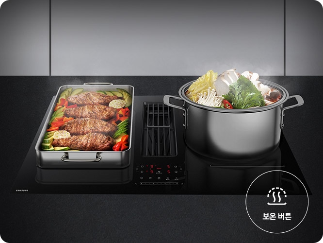 검은색 상판과 설치된 Infinite Line 후드일체형 인덕션을 확대한 모습을 배경으로 인덕션 위에는 사각 팬에서 조리 중인 생선과 냄비에서 조리 중인 전골의 모습이 노출되고 있습니다.