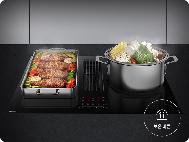 검은색 상판과 설치된 Infinite Line 후드일체형 인덕션을 확대한 모습을 배경으로 인덕션 위에는 사각 팬에서 조리 중인 생선과 냄비에서 조리 중인 전골의 모습이 노출되고 있습니다.