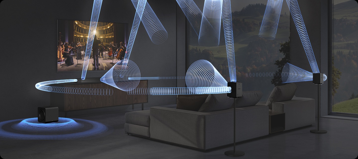 거실 벽에 TV기 설치되어 있으며, 그 아래에는 사운드바 본체가 올라가있는 장식장이 있습니다. 장식장에 왼쪽에는 서브 우퍼가 놓여 있습니다. TV 앞에는 소파와 테이블이 놓여 있으며, 소파 뒤 스탠드에는 리어 스피커가 설치되어 있습니다. TV 화면에는 첼로와 바이올린을 연주하는 사람들이 보이며, TV 하단에 있는 사운드바에서 음향효과가 나오고 있습니다.