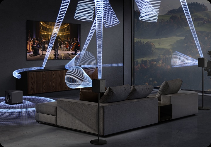 거실 벽에 TV기 설치되어 있으며, 그 아래에는 사운드바 본체가 올라가있는 장식장이 있습니다. 장식장에 왼쪽에는 서브 우퍼가 놓여 있습니다. TV 앞에는 소파와 테이블이 놓여 있으며, 소파 뒤 스탠드에는 리어 스피커가 설치되어 있습니다. TV 화면에는 첼로와 바이올린을 연주하는 사람들이 보이며, TV 하단에 있는 사운드바에서 음향효과가 나오고 있습니다.