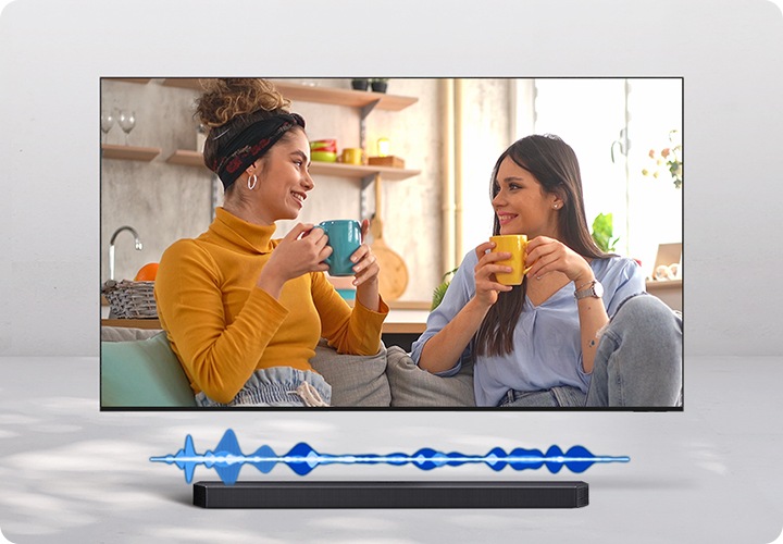 TV에 여성 두명이 대화하는 화면이 보입니다. 하단에는 사운드바 그래픽효과가 보입니다.