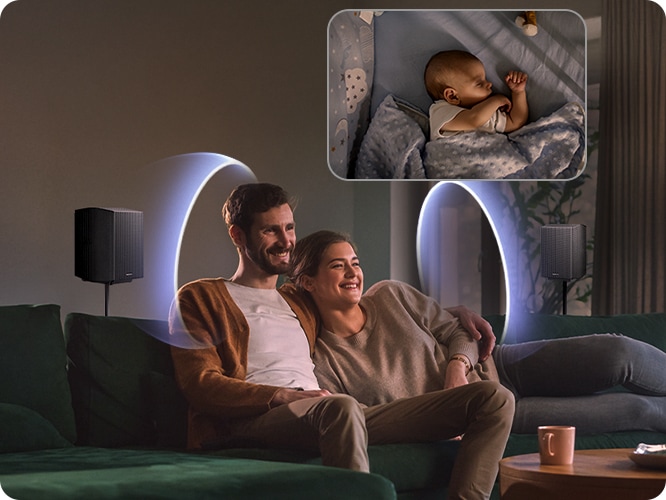 상단에는 여성과 남성이 소파에 앉아 있으며, 뒤에 리어 스피커에서 음파가 나오고 있습니다. 오른쪽 상단에는 아기가 침대에서 잠들어 있습니다