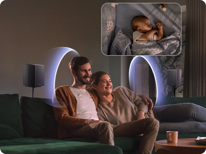 상단에는 여성과 남성이 소파에 앉아 있으며, 뒤에 리어 스피커에서 음파가 나오고 있습니다. 오른쪽 상단에는 아기가 침대에서 잠들어 있습니다