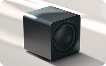 빛이 들어오는 공간에 서브우퍼가 놓여 있습니다.