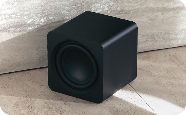 빛이 들어오는 공간에 서브우퍼가 놓여 있습니다.