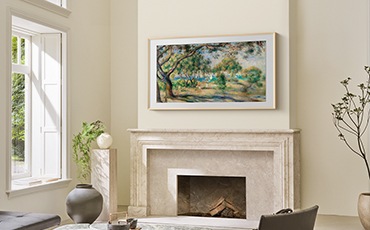 거실 벽에 The Frame과 벽난로가 설치되어 있으며, The Frame 화면에는 명화가 보여지고 있습니다. 