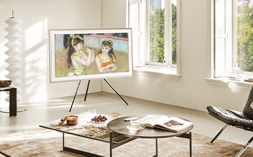 거실 창문 앞 스탠드에 The Frame이 설치되어 있습니다. 화면에는 명화가 보여지고 있습니다.