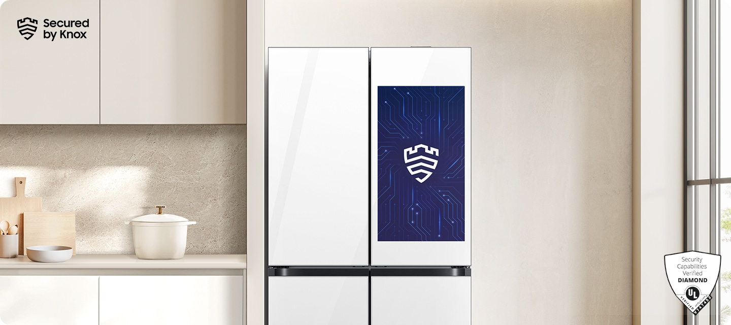 베이지톤 벽면에 패밀리허브 냉장고가 설치되어 있고 스크린 부분에 Knox 보안 로고가 나와있는 연출된 이미지 입니다. 냉장고 좌측에는 화이트톤 하부장 위 냄비, 도마 등 오브제가 놓여있고 우측에는 통창이 약간 나와있는 연출된 이미지입니다.