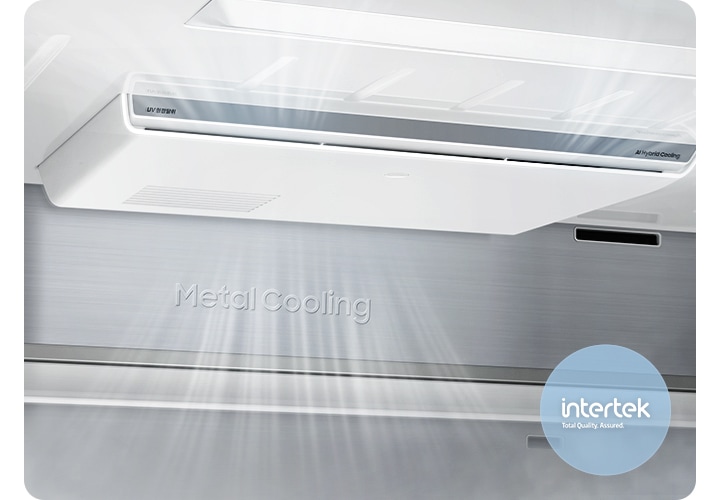 냉장고 내상 UV 청정탈취 부분이 확대되어 있고 공기가 빨려들어갔다가 탈취되어 나오는 모습을 연출한 이미지입니다. 우측 하단에 intertek 로고가 나와있습니다.