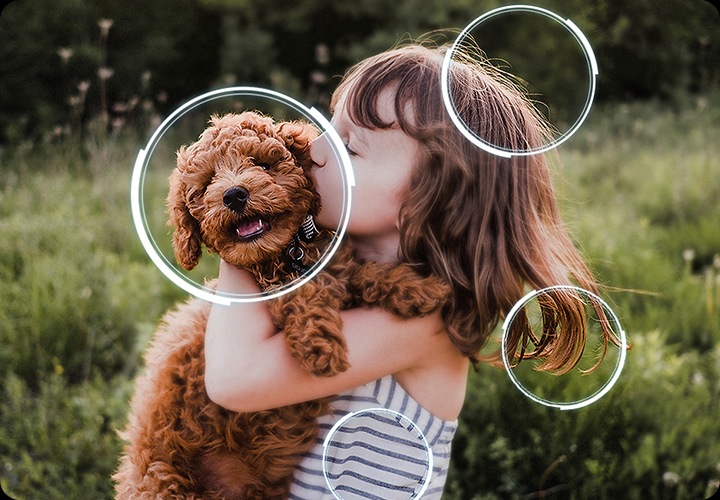 소녀가 강아지를 안고서 뽀뽀를 하고 있습니다. 강아지 얼굴과 소녀의 머리, 머리카락, 소녀의 겨드랑이 쪽에 동그라미 표시가 되어 있습니다.
